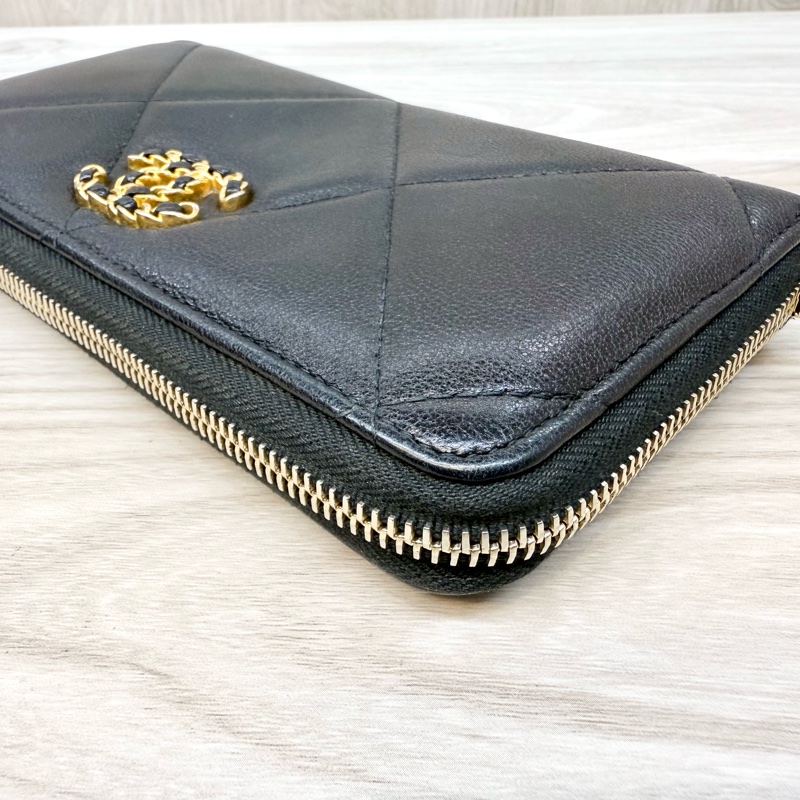 CHANEL黑金羊皮19桃紅內裡ㄇ拉長夾-15