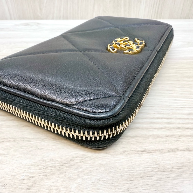 CHANEL黑金羊皮19桃紅內裡ㄇ拉長夾-16