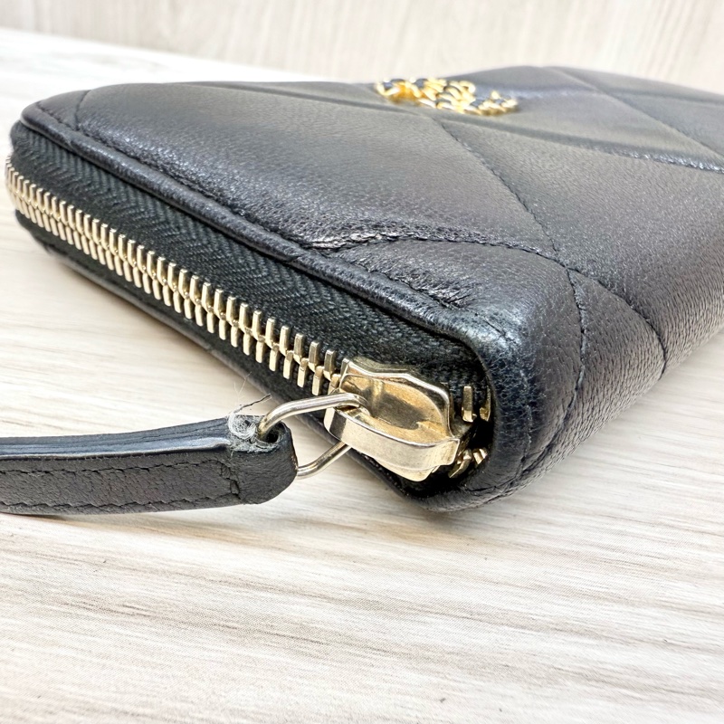 CHANEL黑金羊皮19桃紅內裡ㄇ拉長夾-18