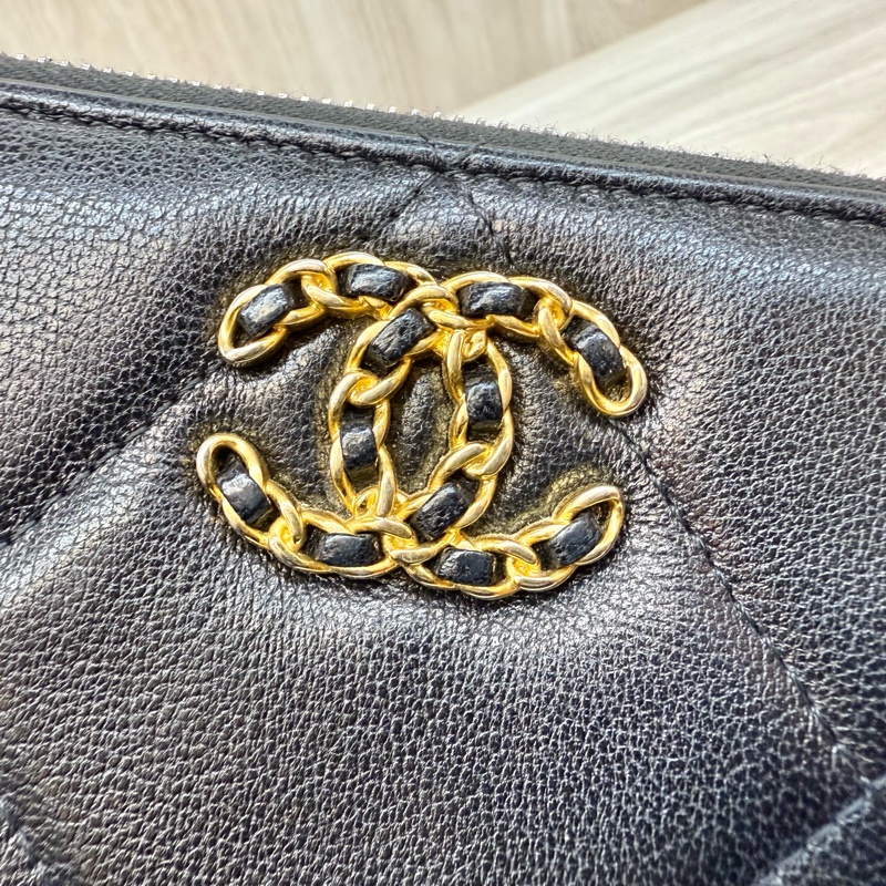 CHANEL黑金羊皮19桃紅內裡ㄇ拉長夾-19