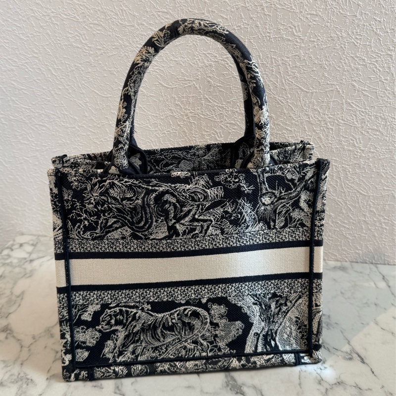 Dior藍刺繡動物系列book tote pm 最好用的尺寸-1