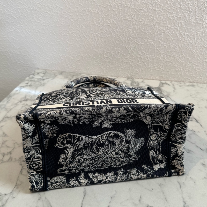 Dior藍刺繡動物系列book tote pm 最好用的尺寸-6