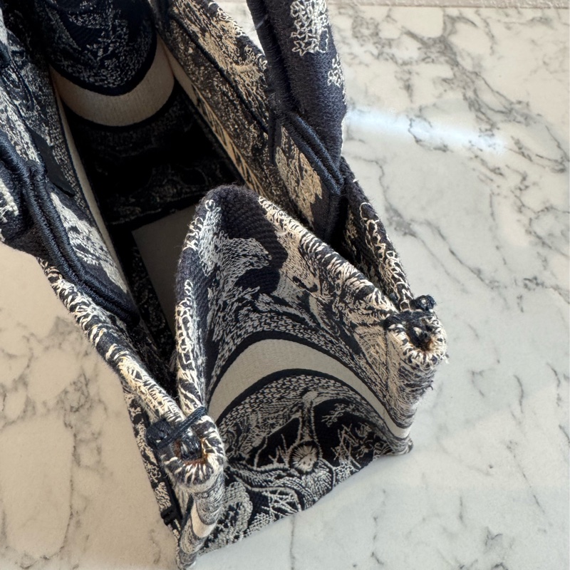 Dior藍刺繡動物系列book tote pm 最好用的尺寸-10