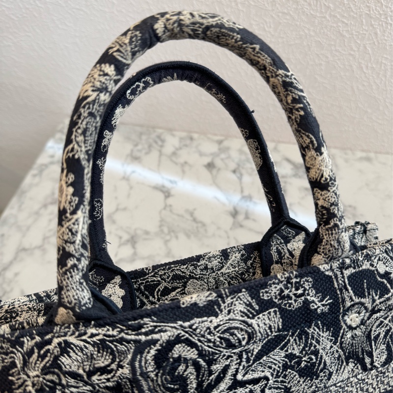 Dior藍刺繡動物系列book tote pm 最好用的尺寸-11