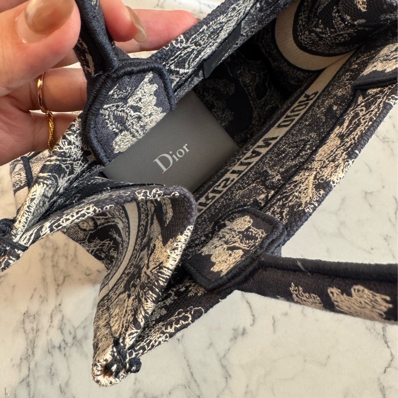 Dior藍刺繡動物系列book tote pm 最好用的尺寸-13