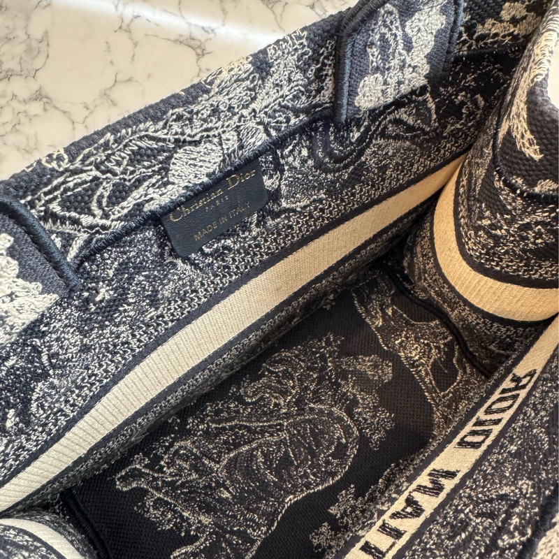 Dior藍刺繡動物系列book tote pm 最好用的尺寸-17