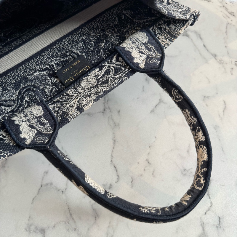 Dior藍刺繡動物系列book tote pm 最好用的尺寸-23