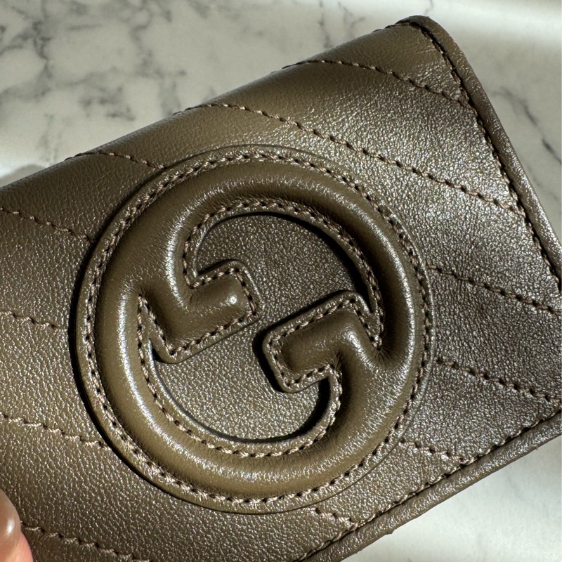 Gucci墨綠壓紋大圓雙G釦式短夾 招財色系錢包👛-10