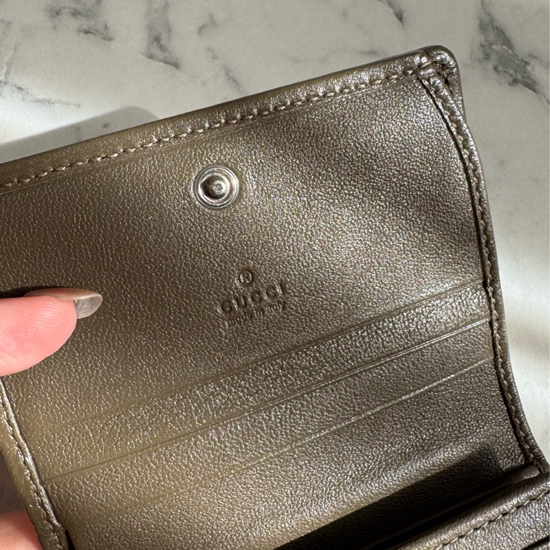 Gucci墨綠壓紋大圓雙G釦式短夾 招財色系錢包👛-16