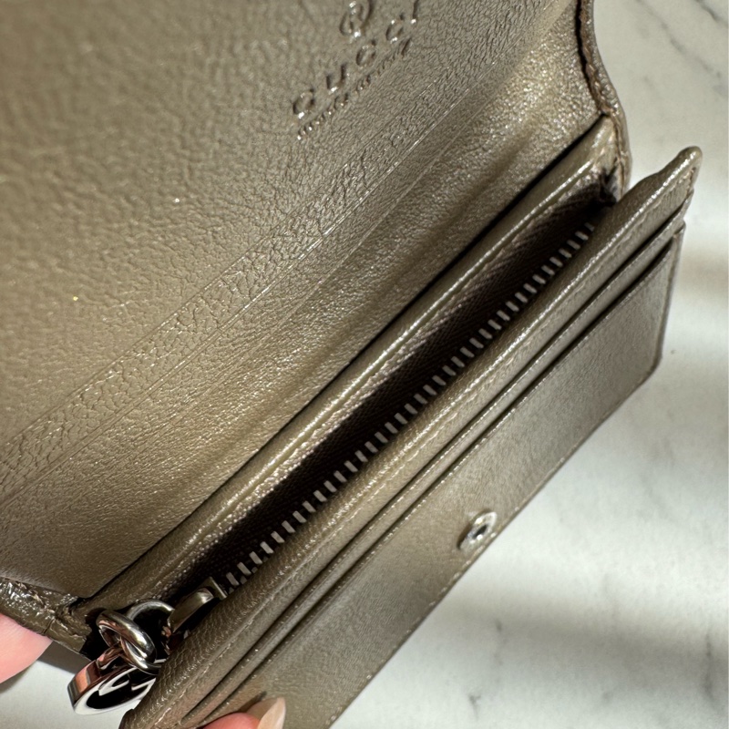 Gucci墨綠壓紋大圓雙G釦式短夾 招財色系錢包👛-17