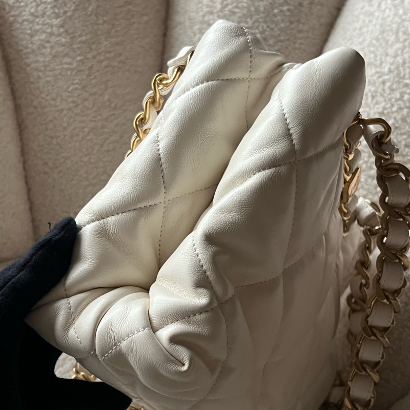 Chanel 22b hobo 鏈條包(白金)-16