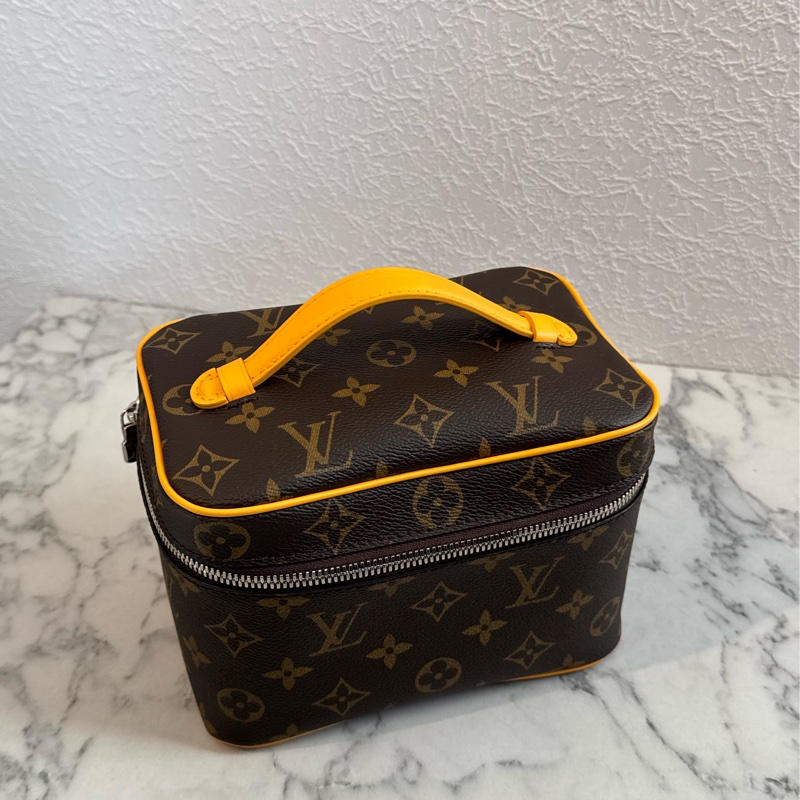 LV M12654咖花紋黃邊手提化妝箱包-0