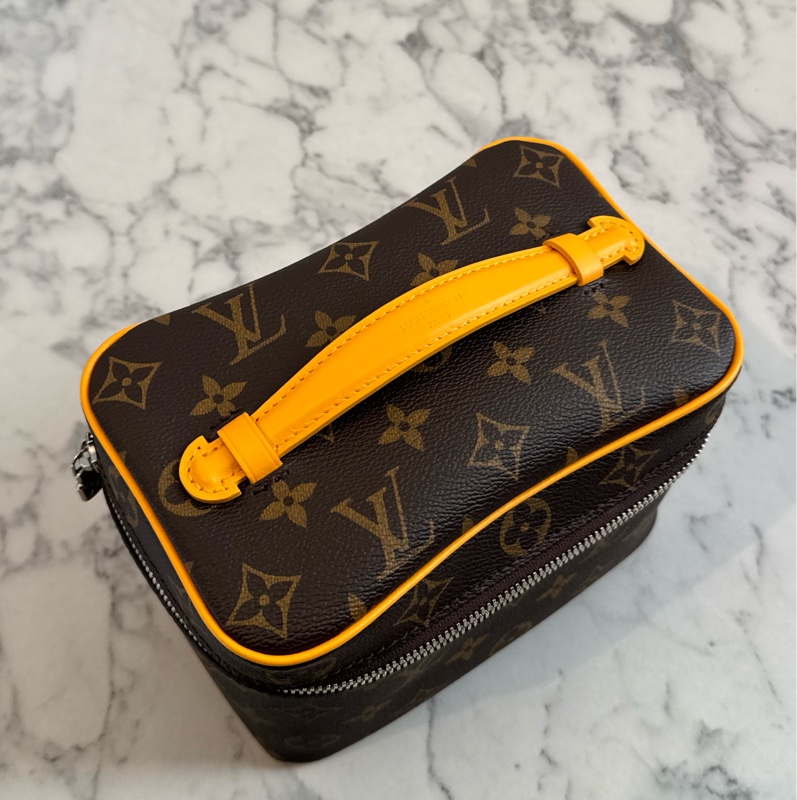 LV M12654咖花紋黃邊手提化妝箱包-1