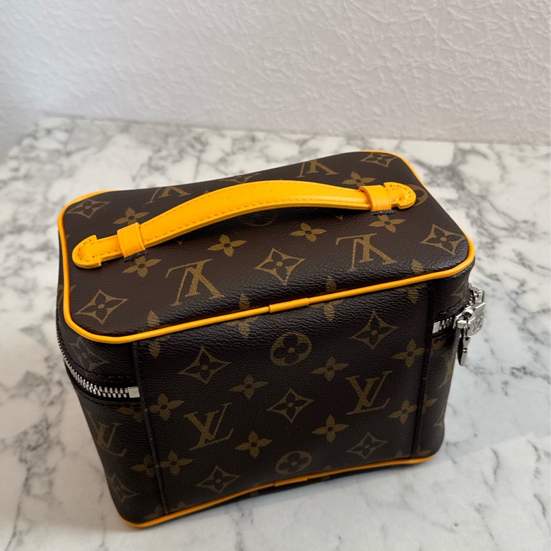 LV M12654咖花紋黃邊手提化妝箱包-2