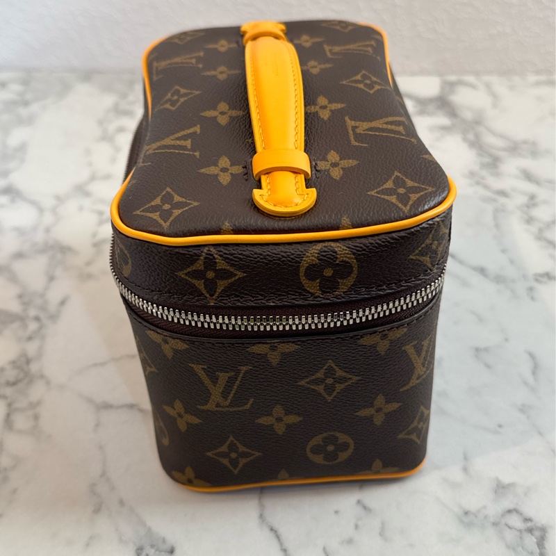 LV M12654咖花紋黃邊手提化妝箱包-3