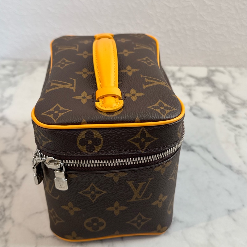 LV M12654咖花紋黃邊手提化妝箱包-4