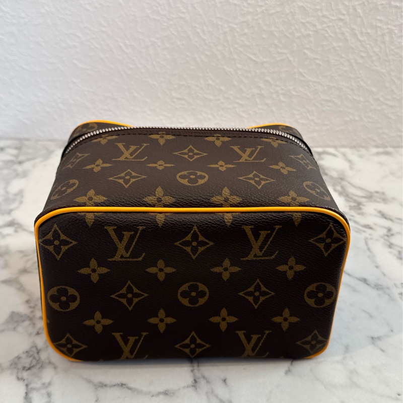 LV M12654咖花紋黃邊手提化妝箱包-5