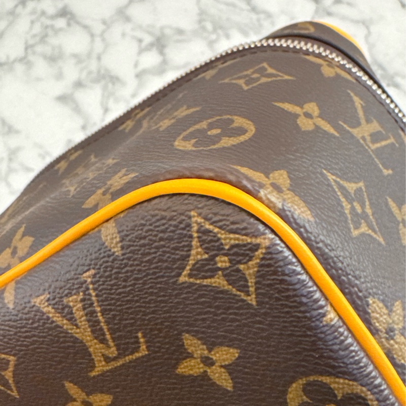 LV M12654咖花紋黃邊手提化妝箱包-7