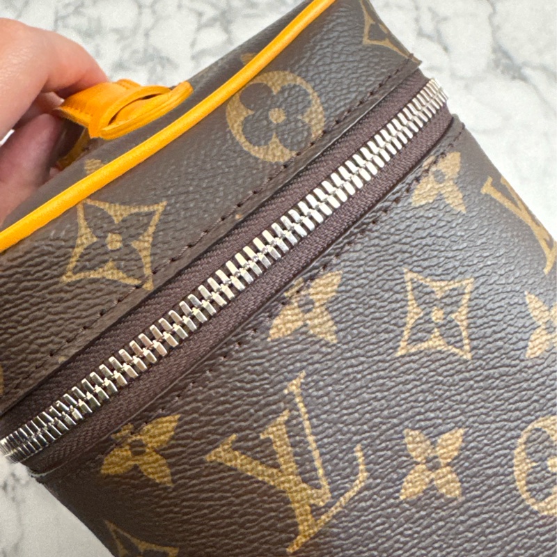 LV M12654咖花紋黃邊手提化妝箱包-10