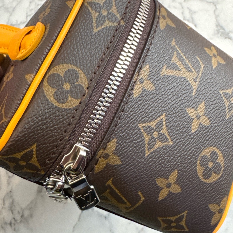 LV M12654咖花紋黃邊手提化妝箱包-12