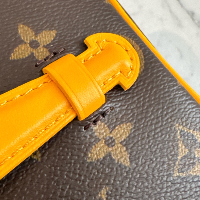 LV M12654咖花紋黃邊手提化妝箱包-15