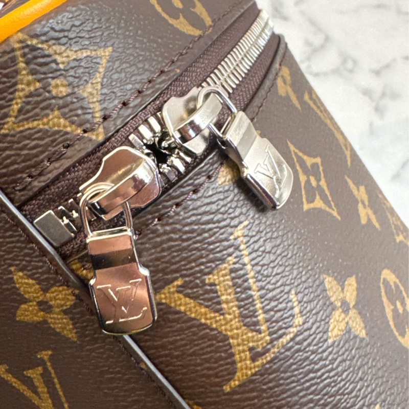 LV M12654咖花紋黃邊手提化妝箱包-16