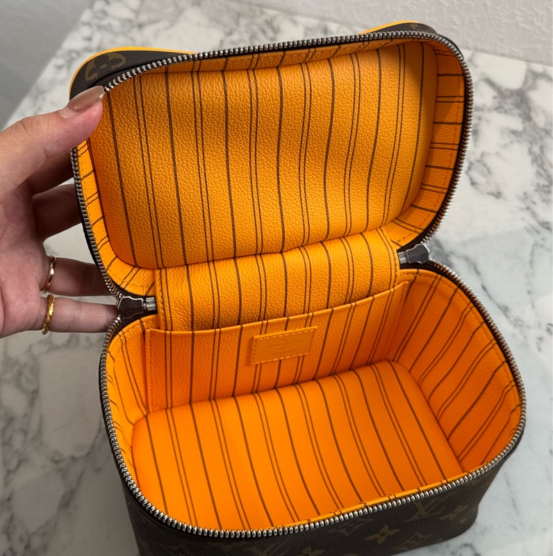 LV M12654咖花紋黃邊手提化妝箱包-17