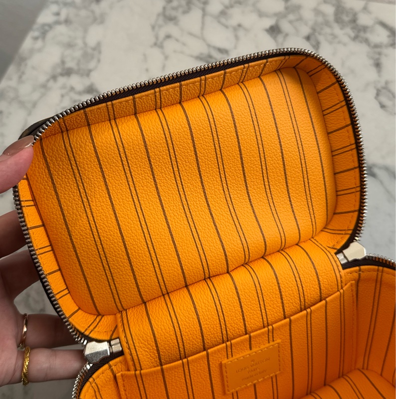 LV M12654咖花紋黃邊手提化妝箱包-19