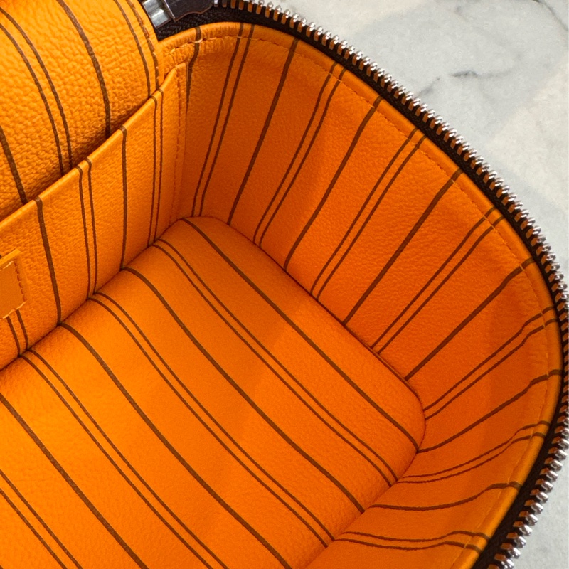 LV M12654咖花紋黃邊手提化妝箱包-21