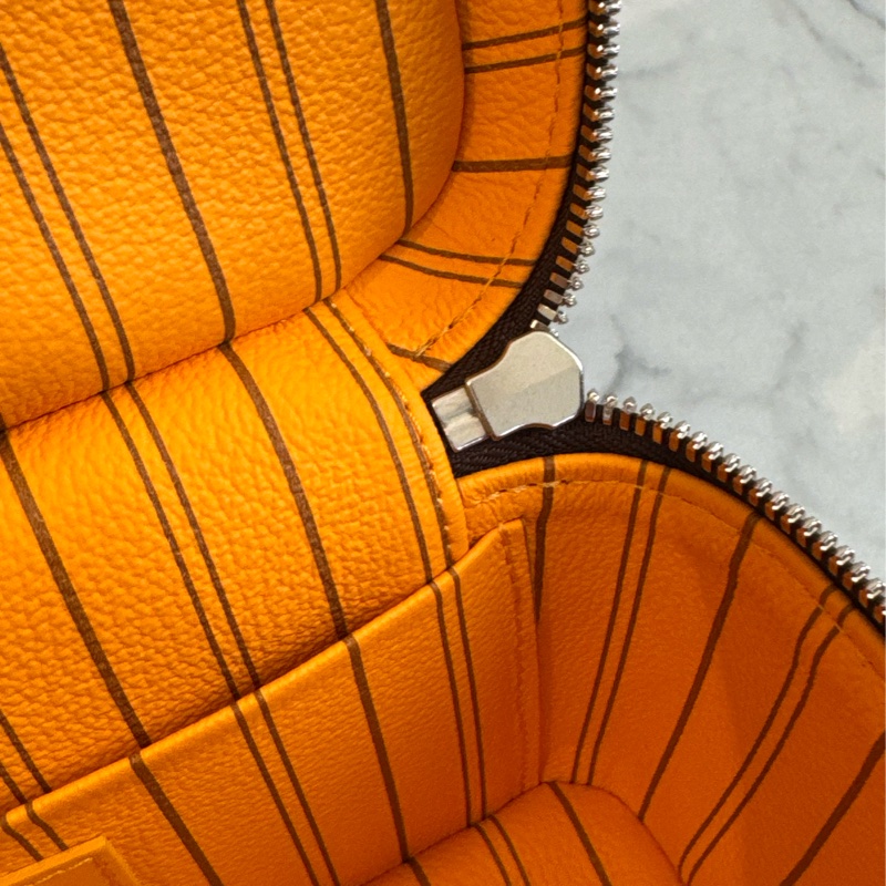 LV M12654咖花紋黃邊手提化妝箱包-25