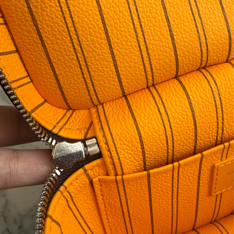 LV M12654咖花紋黃邊手提化妝箱包-26