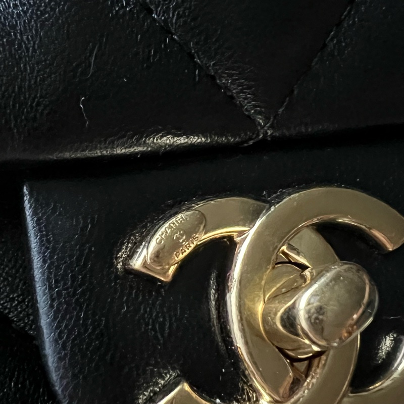 CHANEL 23P 羊皮粗鍊單肩包 粗鏈條腋下包- 黑金-16