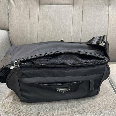 💎Han's house精品服飾💎 PRADA 三角鐵牌 尼龍 側背包 現貨 原價79000