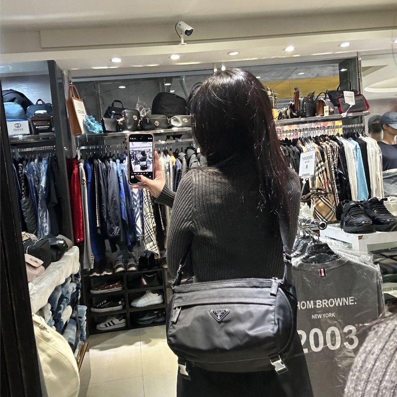 💎Han's house精品服飾💎 PRADA 三角鐵牌 尼龍 側背包 現貨 原價79000-2