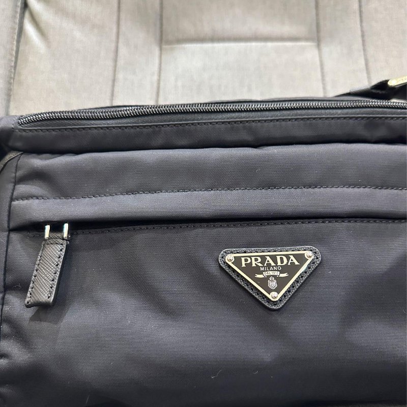 💎Han's house精品服飾💎 PRADA 三角鐵牌 尼龍 側背包 現貨 原價79000-3