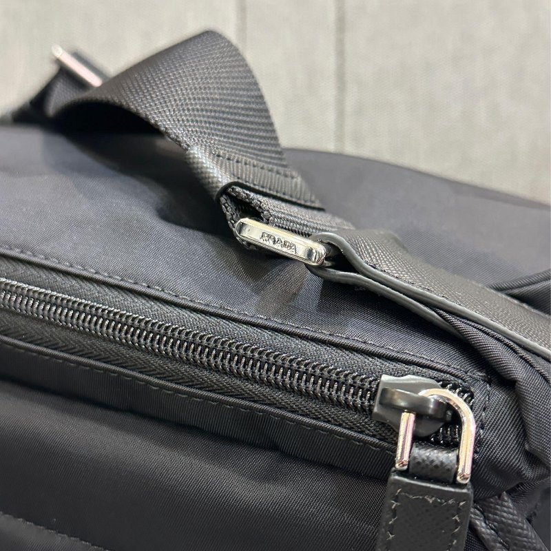 💎Han's house精品服飾💎 PRADA 三角鐵牌 尼龍 側背包 現貨 原價79000-4