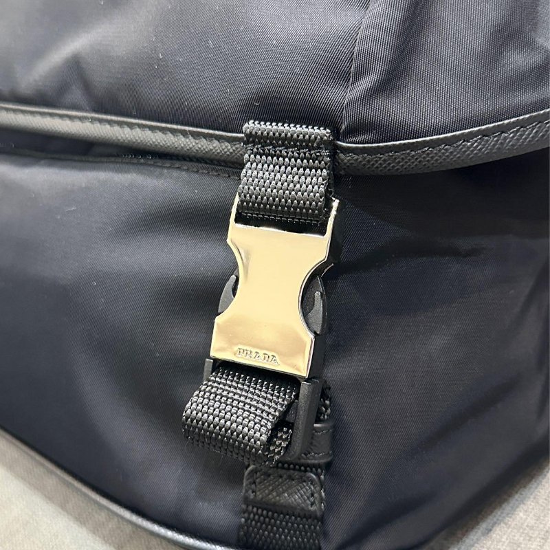 💎Han's house精品服飾💎 PRADA 三角鐵牌 尼龍 側背包 現貨 原價79000-5