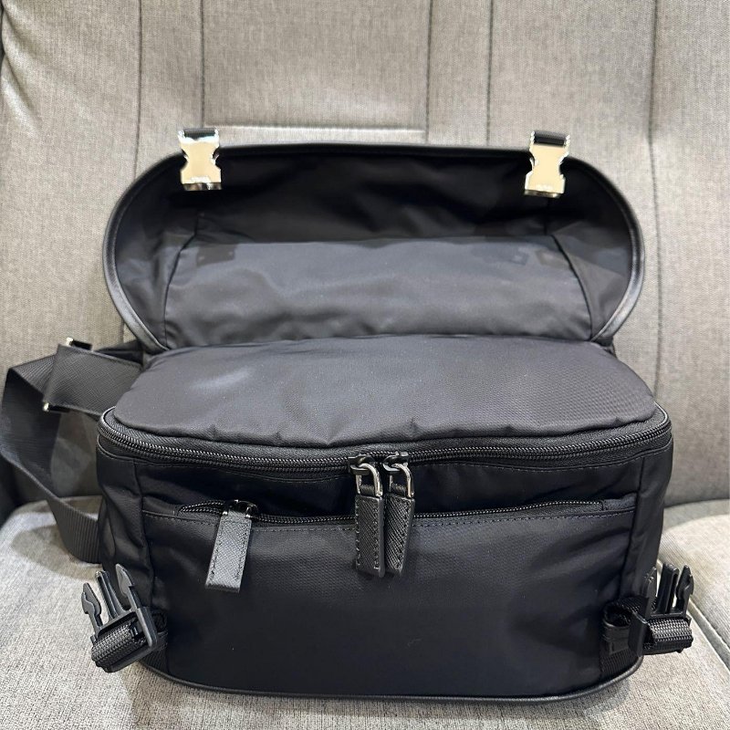 💎Han's house精品服飾💎 PRADA 三角鐵牌 尼龍 側背包 現貨 原價79000-6