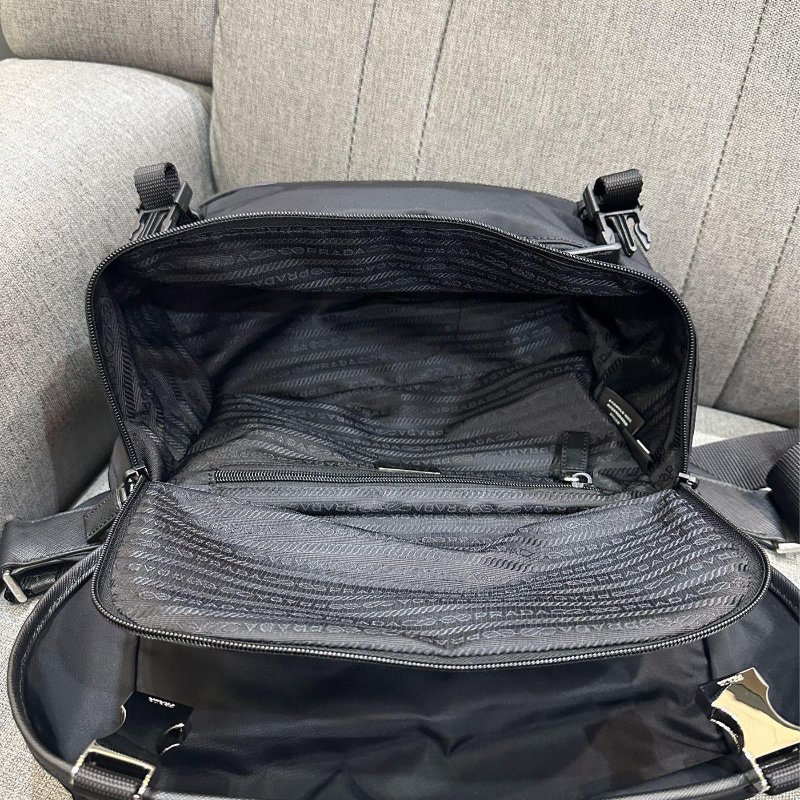 💎Han's house精品服飾💎 PRADA 三角鐵牌 尼龍 側背包 現貨 原價79000-7