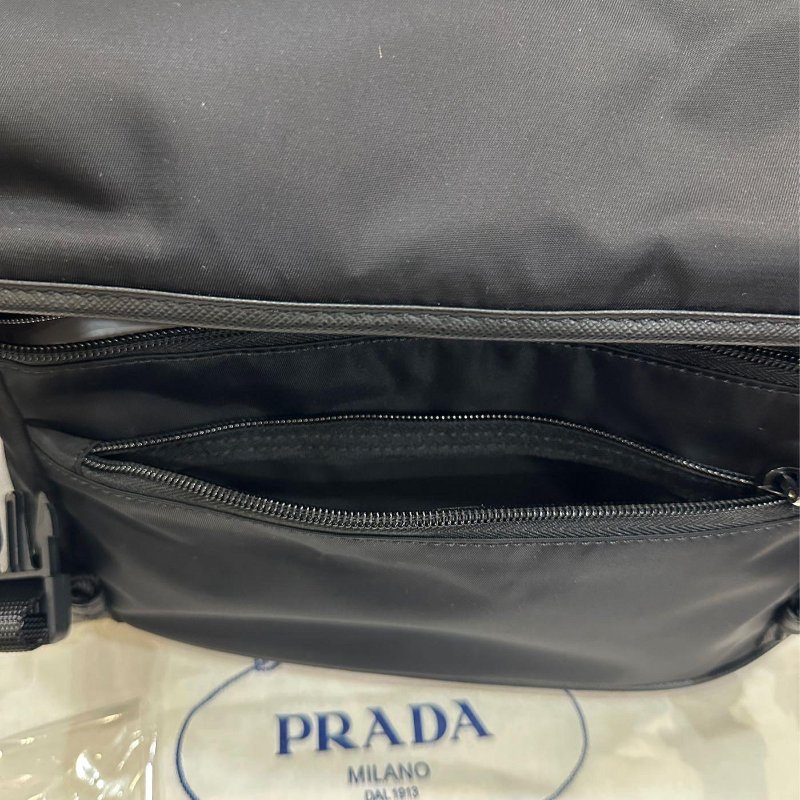 💎Han's house精品服飾💎 PRADA 三角鐵牌 尼龍 側背包 現貨 原價79000-8