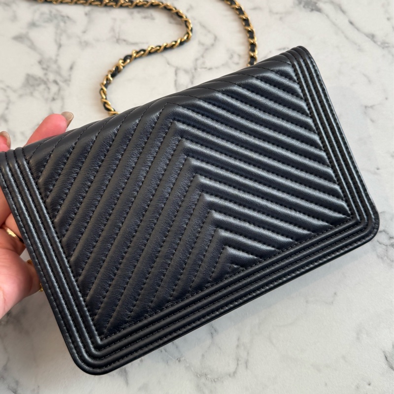 Chanel黑色山形紋金boy woc 必買🫶-6