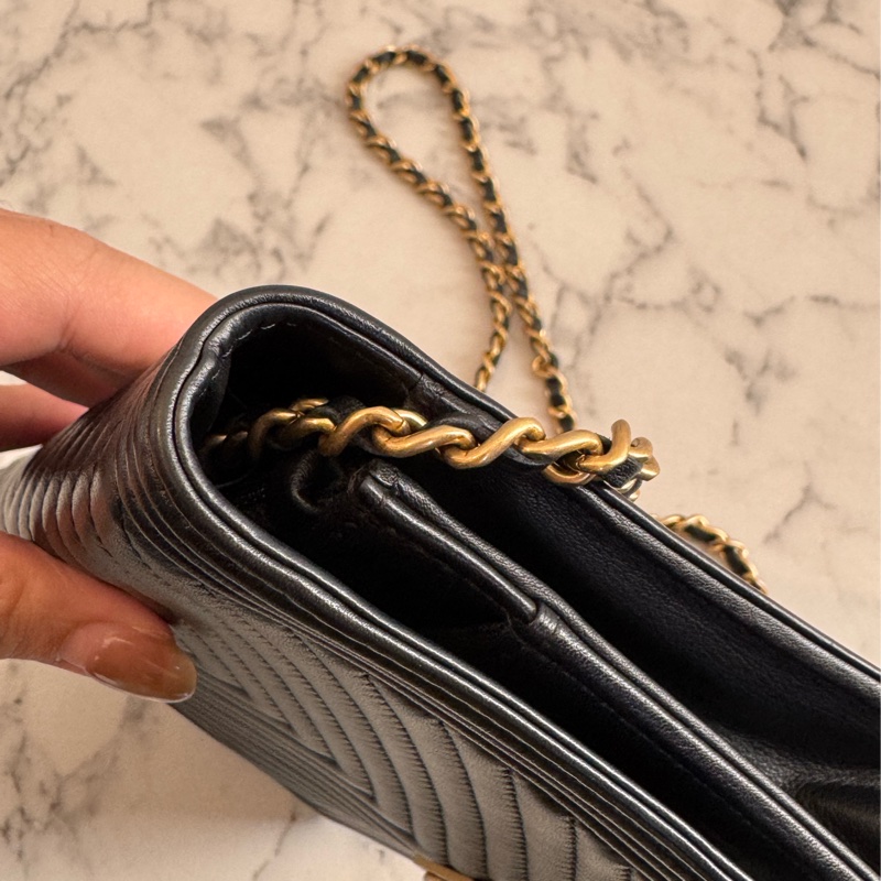 Chanel黑色山形紋金boy woc 必買🫶-11