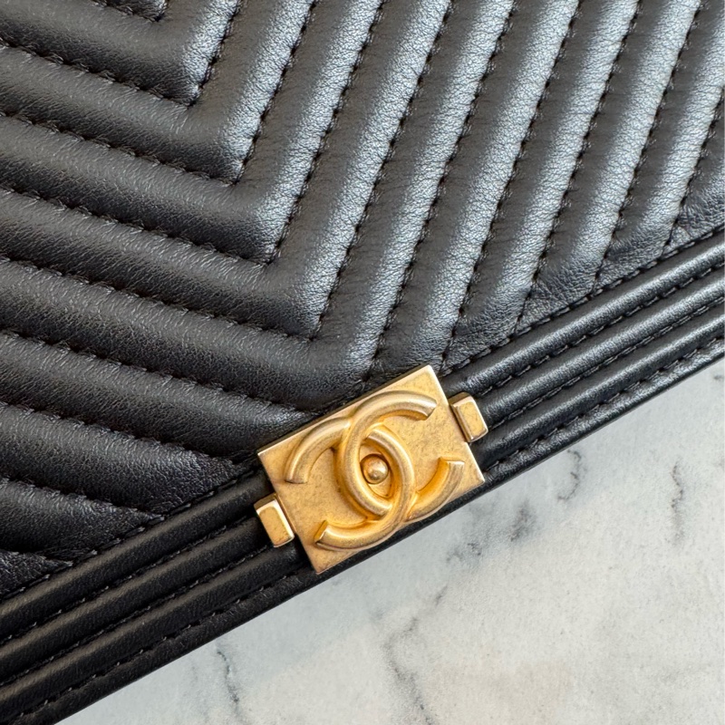 Chanel黑色山形紋金boy woc 必買🫶-13