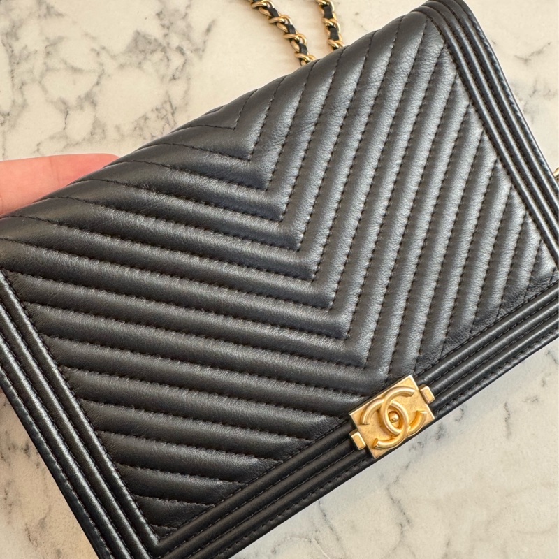 Chanel黑色山形紋金boy woc 必買🫶-14