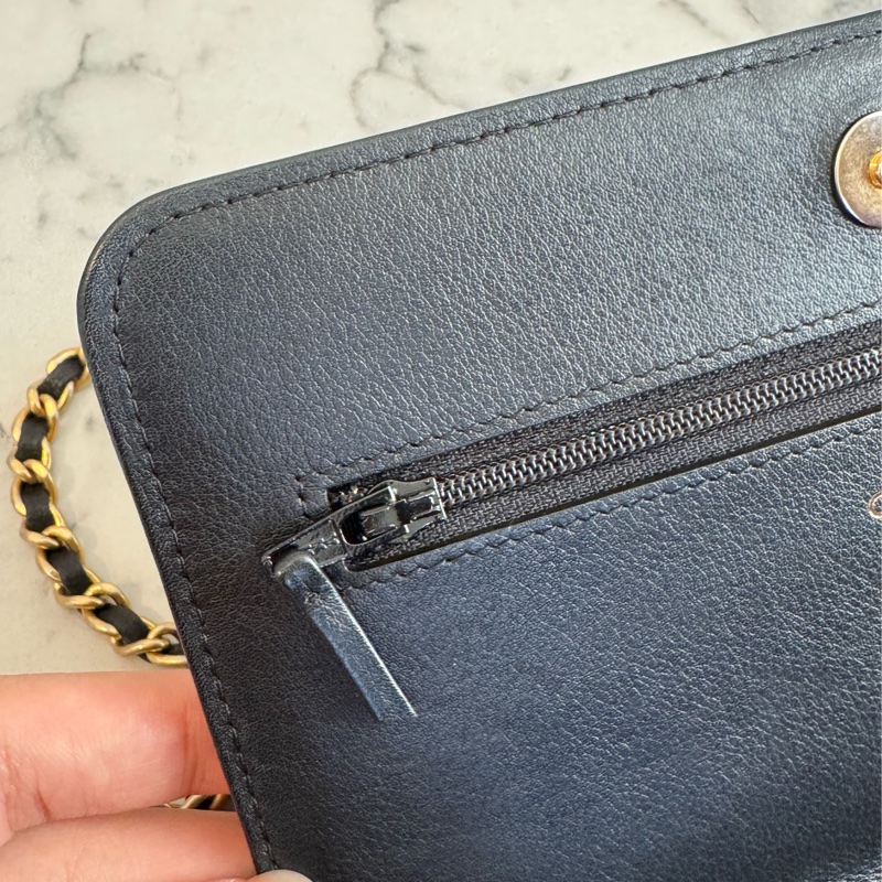 Chanel黑色山形紋金boy woc 必買🫶-17