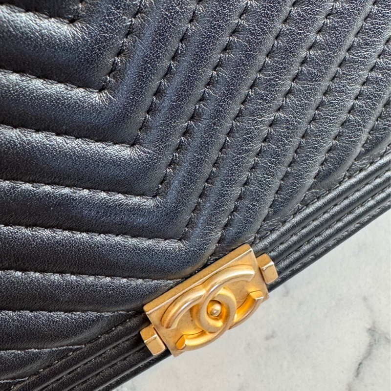 Chanel黑色山形紋金boy woc 必買🫶-23