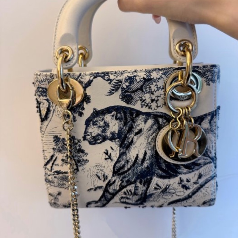 Lady Dior 黛妃包 toile de jouy 刺繡度假百搭風-8
