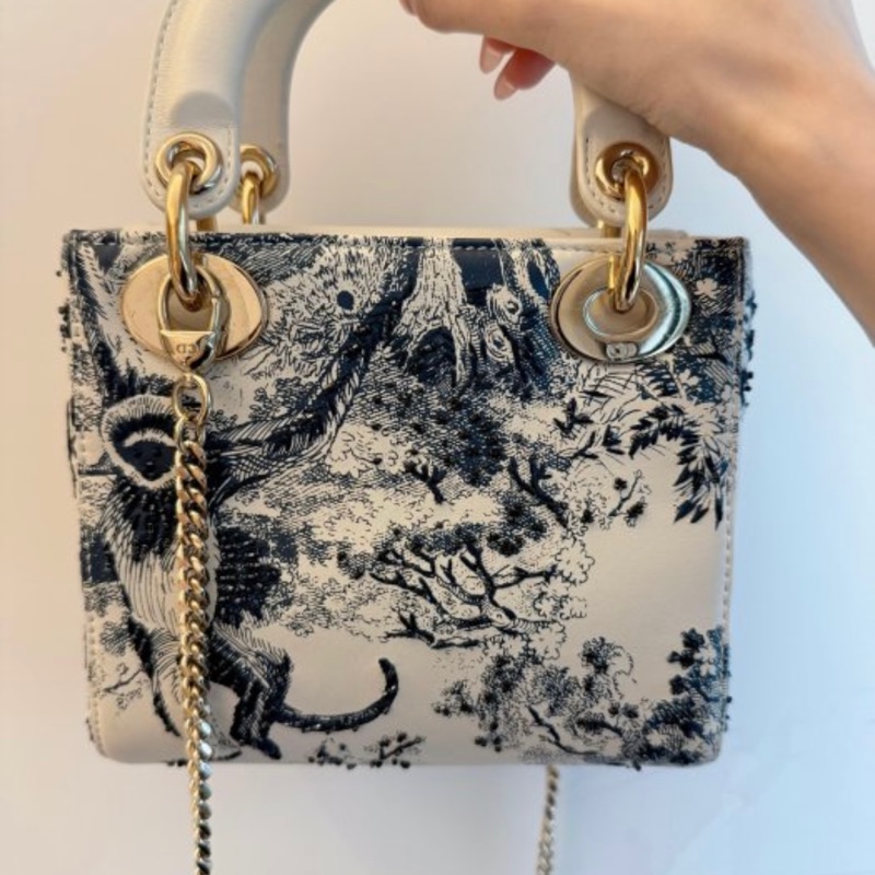 Lady Dior 黛妃包 toile de jouy 刺繡度假百搭風-9