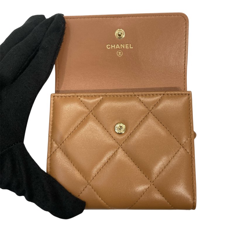CHANEL 香奈兒 19 三折短夾 小羊皮 焦糖色 金釦-12