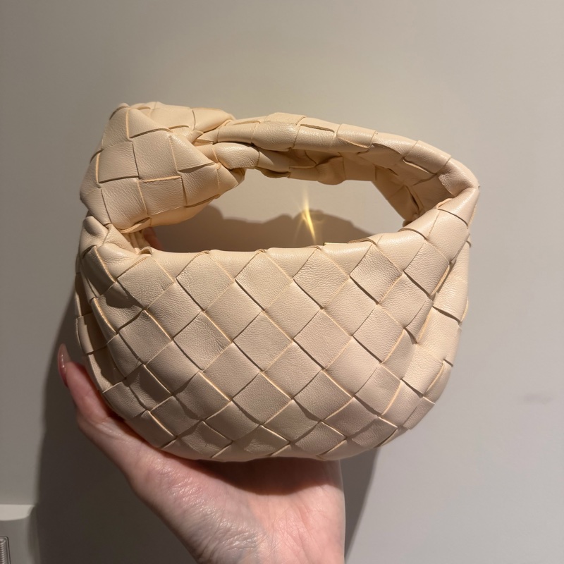 BV 迷你羊皮編織手拿包 養樂多新色 只使用過1-2次-5